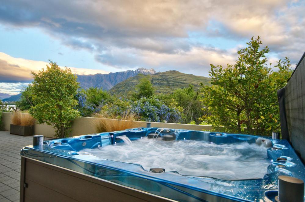 Huge Lakefront Delight - Queenstown Holiday Home Exterior photo
